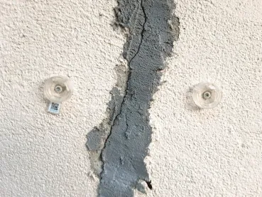 Zwei Montageplatinen rechts und links von einem Riss