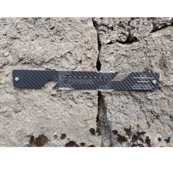 Preview: G1.5-Riss-Messlehre montiert an Gebäuderiss