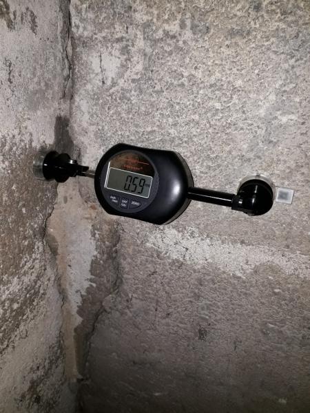 E1-Riss-Messgerät – der elektronische Riss-Monitor - mit QR Code
