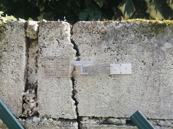 Bei Verwendung als Eckmonitor empfehlen wir 2 Stück gegengleich zu setzen