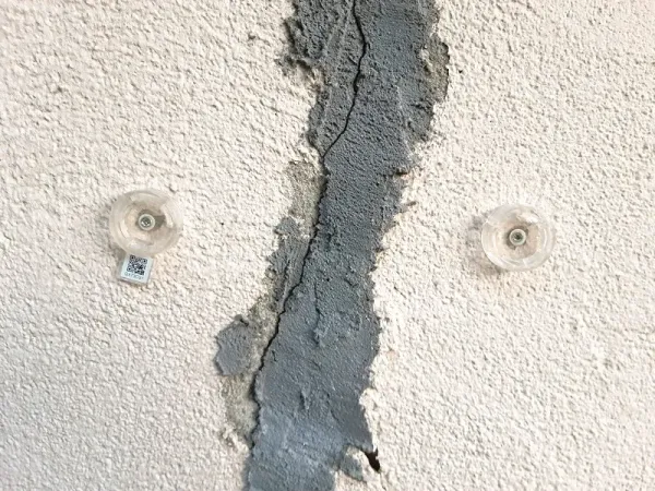 Zwei Montageplatinen rechts und links von einem Riss