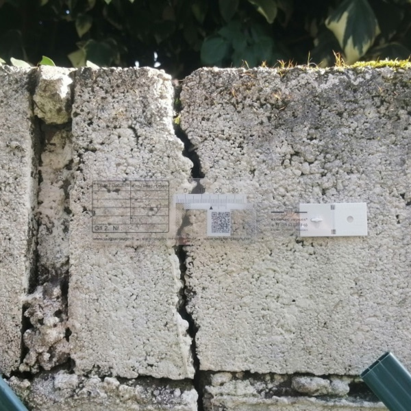 Bei Verwendung als Eckmonitor empfehlen wir 2 Stück gegengleich zu setzen